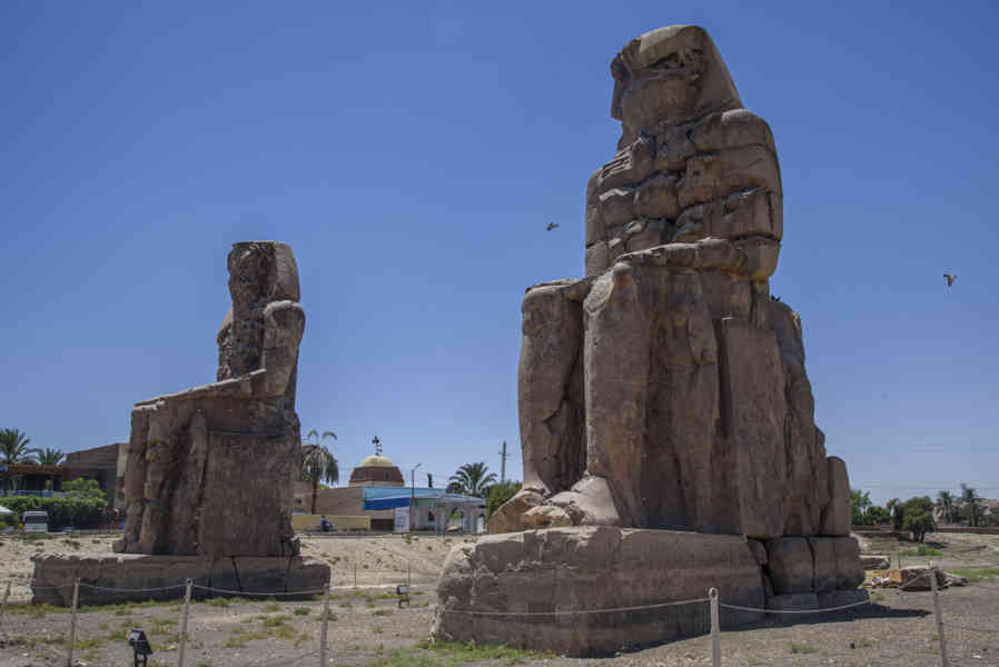 Egipto 120 - Colosos de Memnón.jpg